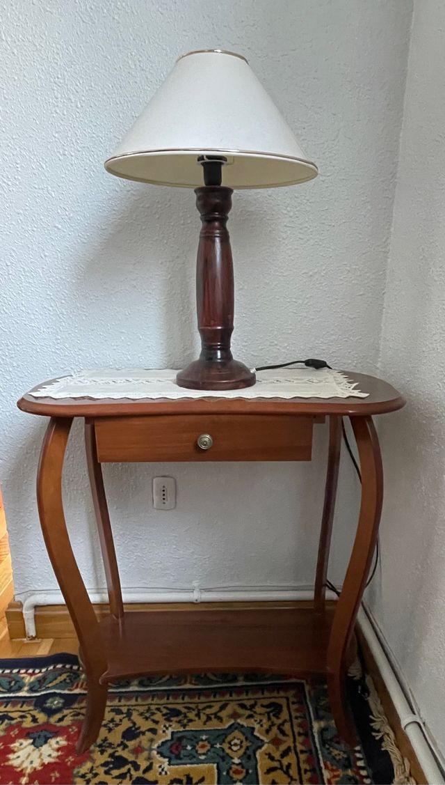 Mesilla auxiliar con cajón y lámpara incluida