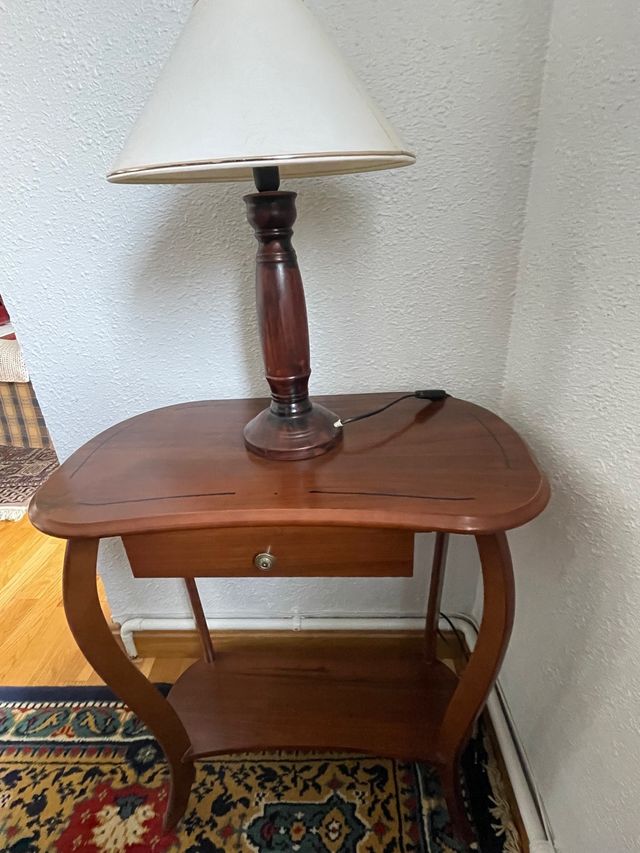 Mesilla auxiliar con cajón y lámpara incluida