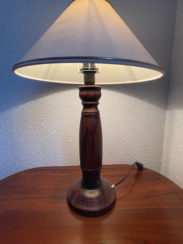 Mesilla auxiliar con cajón y lámpara incluida