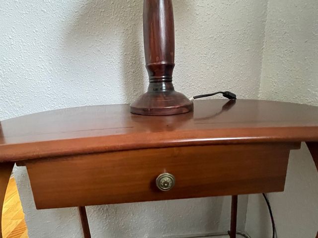 Mesilla auxiliar con cajón y lámpara incluida