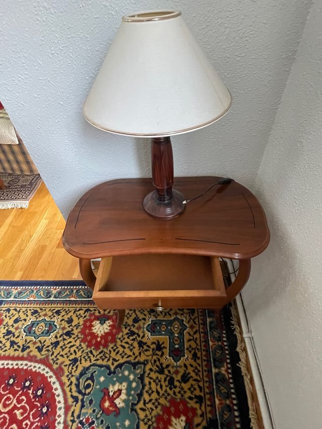 Mesilla auxiliar con cajón y lámpara incluida