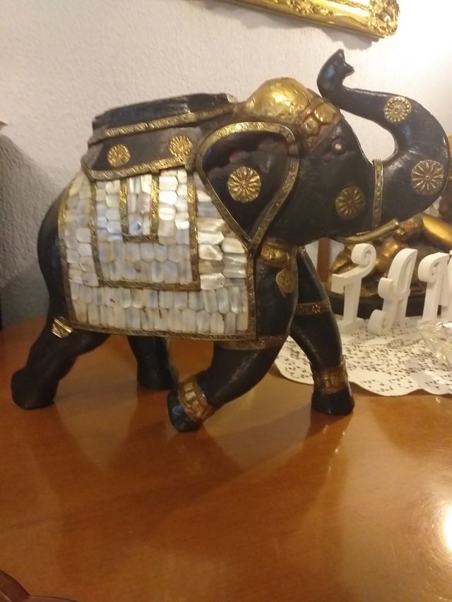 Elefante tallado en madera hindú, con mas de 100 a