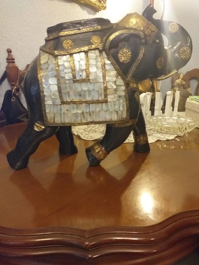 Elefante tallado en madera hindú, con mas de 100 a