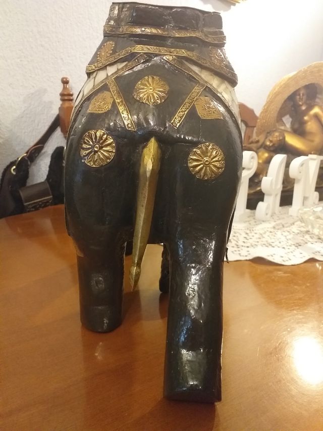 Elefante tallado en madera hindú, con mas de 100 a