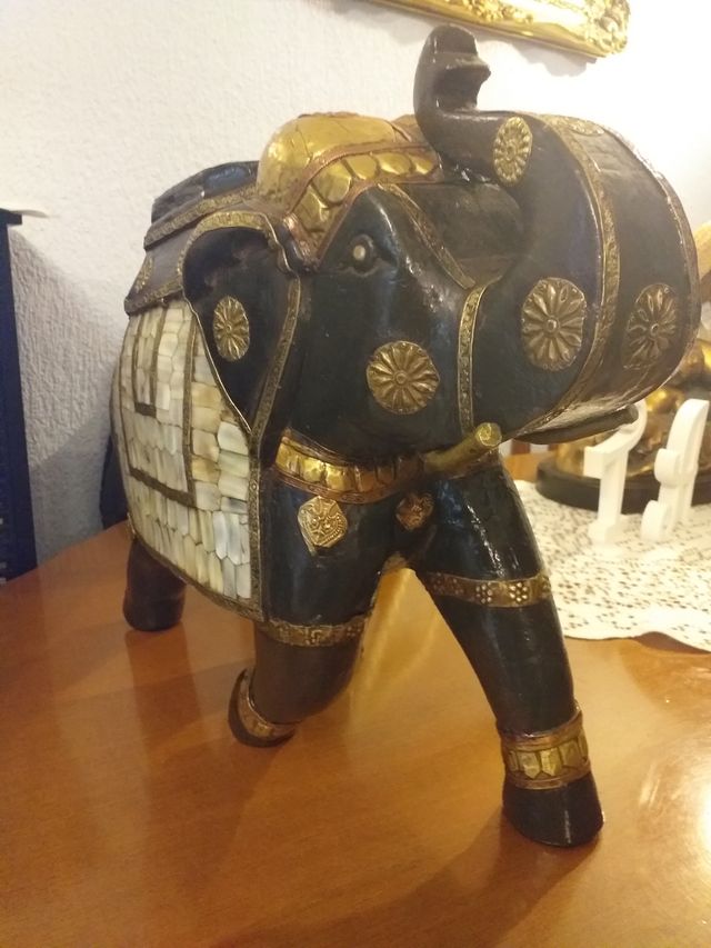 Elefante tallado en madera hindú, con mas de 100 a