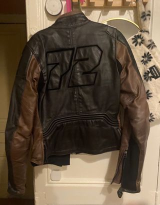 Chaqueta Dainese piel marrón y negra de segunda mano por 200 EUR en  Barcelona en WALLAPOP