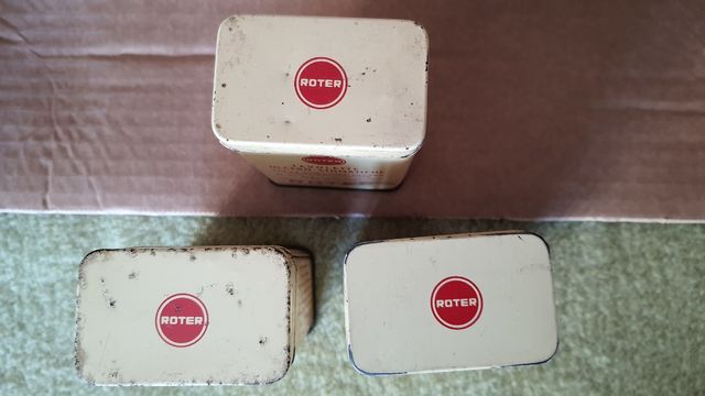 Roter 3 pezzi.Scritte tutte in maiuscolo. 