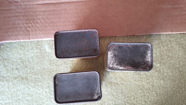 Roter 3 pezzi.Scritte tutte in maiuscolo. 