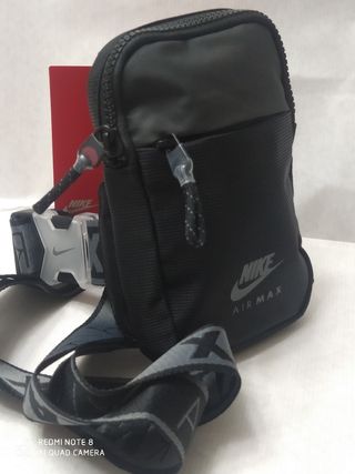 Bandolera Airmax Nike de segunda mano por 25 EUR en Sevilla en WALLAPOP