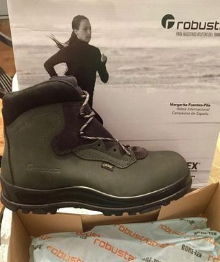 Botas Robusta New Dascilus talla 44 de segunda mano por 75 EUR en Madrid en  WALLAPOP