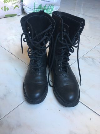 Botines acordonados Zara de segunda mano por 20 EUR en Madrid en WALLAPOP