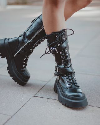 Botas Altas Track con detalles Hebillas de segunda mano por 30 EUR en  Barcelona en WALLAPOP
