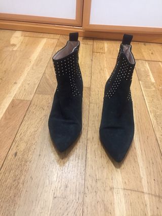 Botín negro ante con tachuelas doradas Zara de segunda mano por 22 EUR en  Barcelona en WALLAPOP