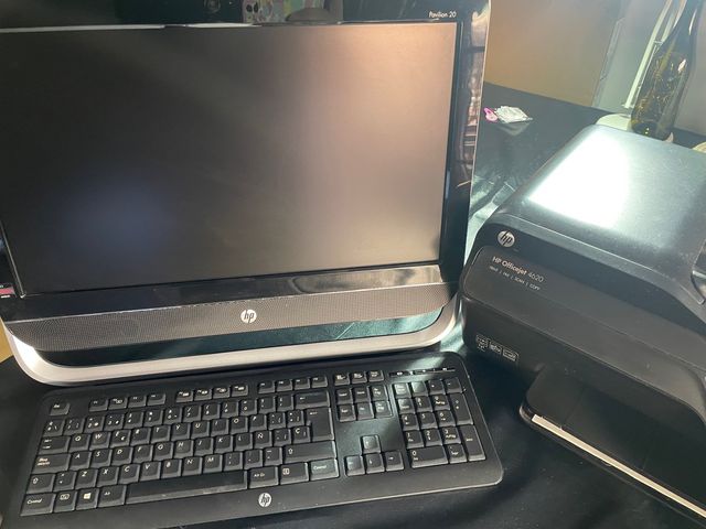 Ordenador HP y impresora.