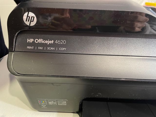 Ordenador HP y impresora.