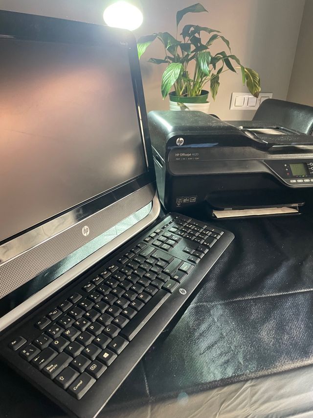 Ordenador HP y impresora.