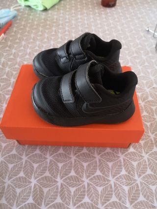 Zapatillas Nike negras bebé t-20 de segunda mano por 15 EUR en Terrassa en  WALLAPOP