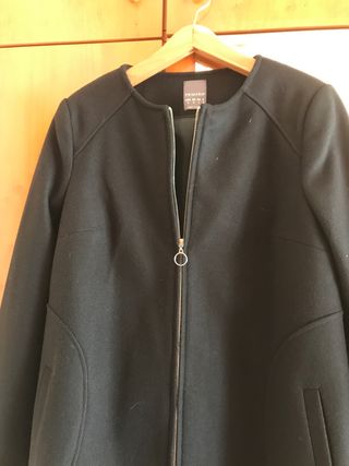 Abrigo de paño con cremallera. Más que una 38 de segunda mano por 10 EUR en  Premià de Dalt en WALLAPOP