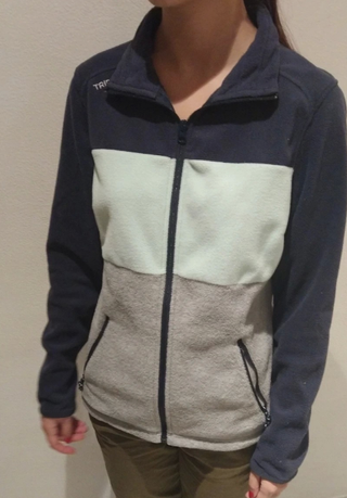 Sudadera polar con cremallera Decathlon de segunda mano por 4,5 EUR en  Blanes en WALLAPOP