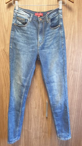 Pantalón Guess tiro alto talla 26 de segunda mano por 25 EUR en Marines en  WALLAPOP
