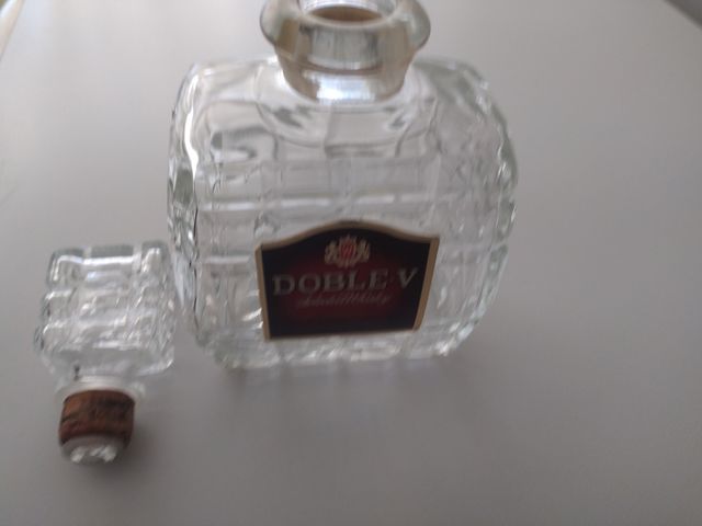 antigua botella whiskey doble v