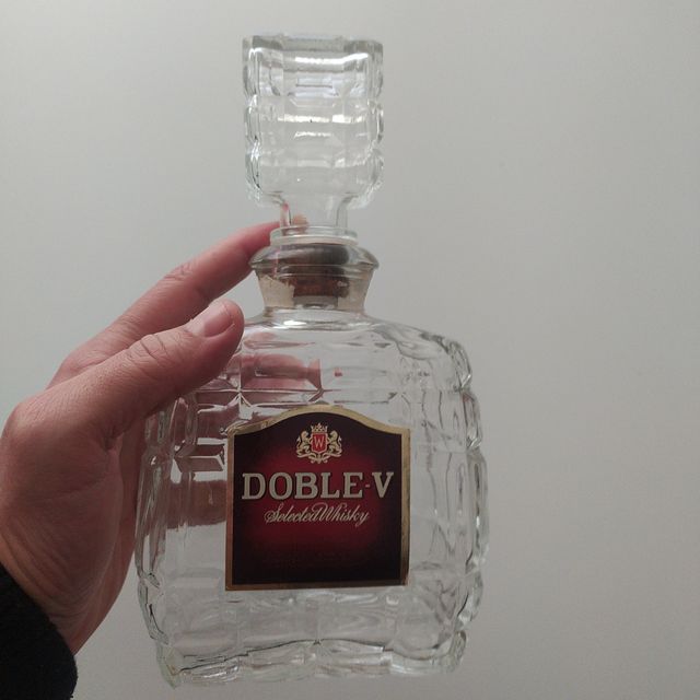 antigua botella whiskey doble v