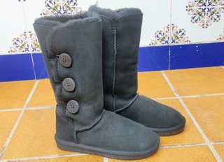Botas UGG negras altas. de segunda mano por 160 EUR en Caravaca de la Cruz  en WALLAPOP
