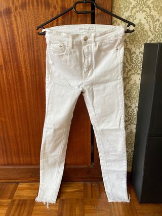 Jeans blanco Stradivarius de segunda mano por 3 EUR en Vigo en WALLAPOP