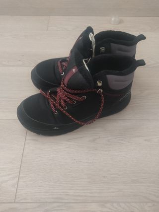 Botas montaña decathlon de segunda mano por 16 EUR en Getafe en WALLAPOP