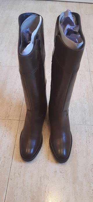 Botas de piel nuevas sin estrenar marca El Potro de segunda mano por 80 EUR  en San Martín de la Vega en WALLAPOP