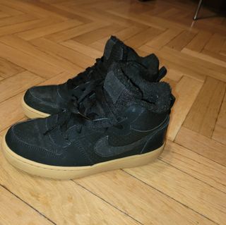 ZAPATILLAS NIKE TIPO BOTAS NIÑO de segunda mano por 15 EUR en Alcalá de  Henares en WALLAPOP