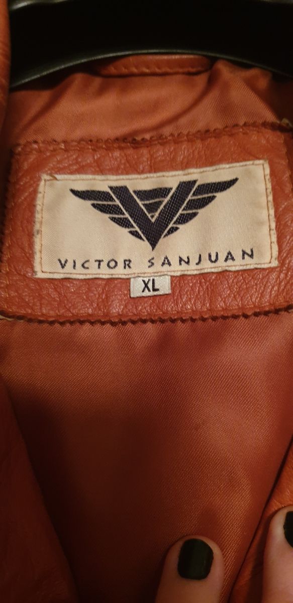 Cazadora de piel de mujer.