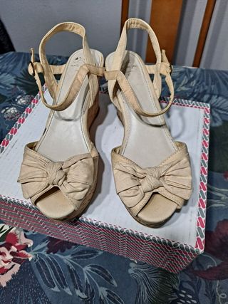 Sandalia cuña bershka, número 37 de segunda mano por 3 EUR en Mollet del  Vallès en WALLAPOP