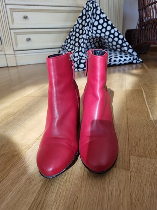 Botines Rojos \\/ granates con tacón Pull \u0026amp; Bear de segunda mano por 20  EUR en Madrid en WALLAPOP