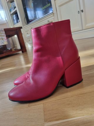 Botines Rojos \\/ granates con tacón Pull \u0026amp; Bear de segunda mano por 20  EUR en Madrid en WALLAPOP