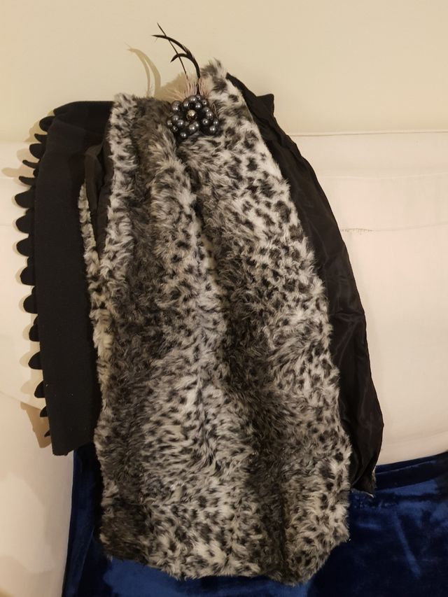 Disfraz sombrero y chal imitación piel.