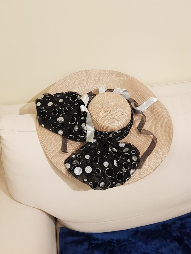 Disfraz sombrero y chal imitación piel.