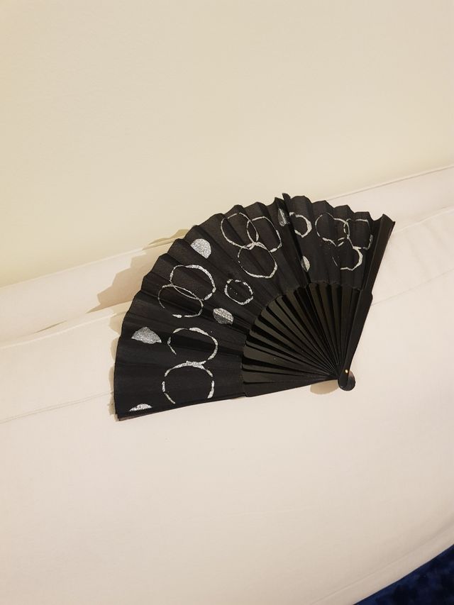 Disfraz sombrero y chal imitación piel.