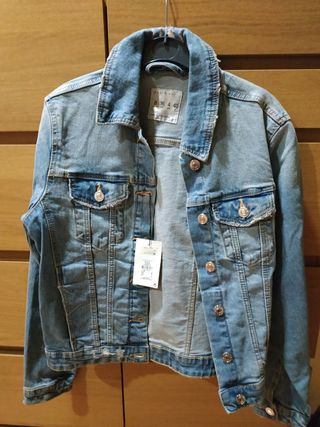 Cazadora vaquera de Primark. Sin estrenar. de segunda mano por 9 EUR en San  Fernando de Henares en WALLAPOP