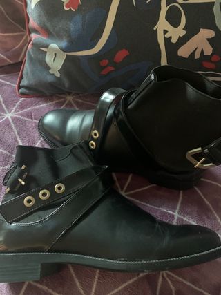 Botines planos zara de segunda mano por 8 EUR en San Sebastián de Los Reyes  en WALLAPOP
