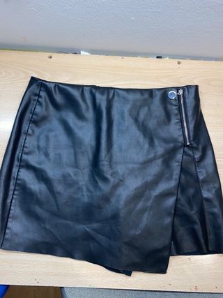 Falda pantalón efecto piel Zara de segunda mano por 10 EUR en Rubí en  WALLAPOP