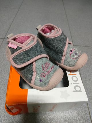Zapatillas Biomecanics de estar por casa 22 de segunda mano por 10 EUR en  El Viso de San Juan en WALLAPOP