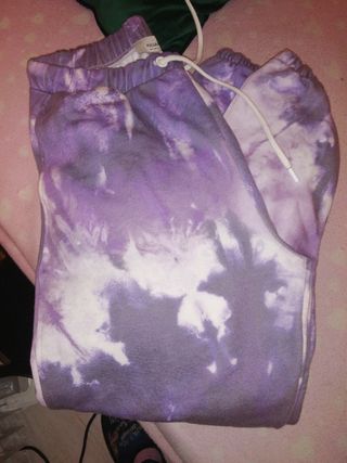 Pantalon chándal morado de segunda mano por 5 EUR en Madrid en WALLAPOP