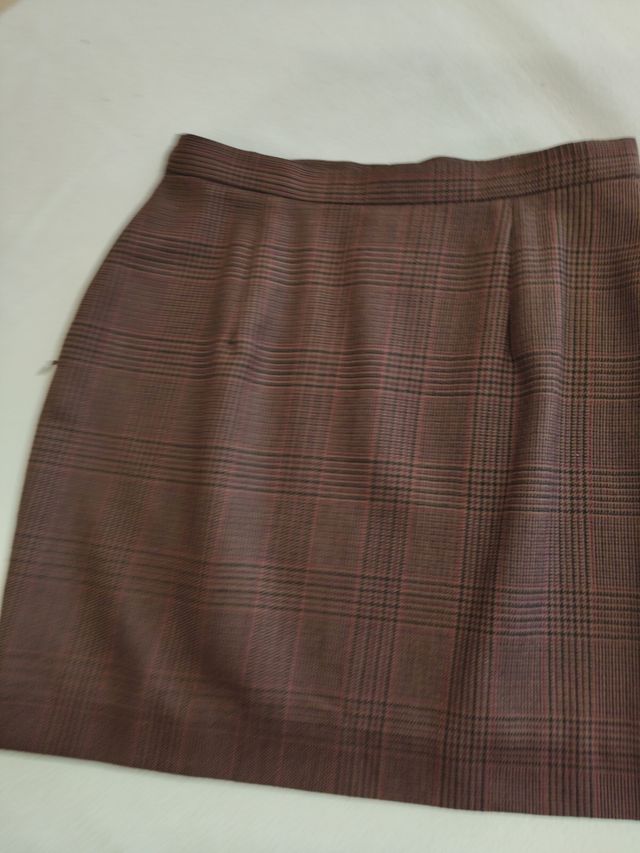 Falda corta de señora.