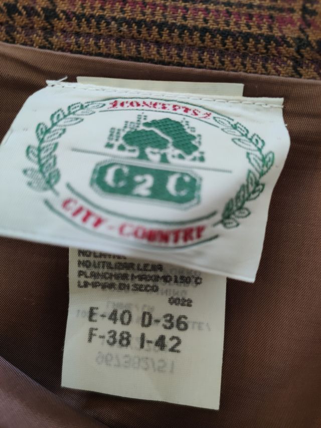 Falda corta de señora.