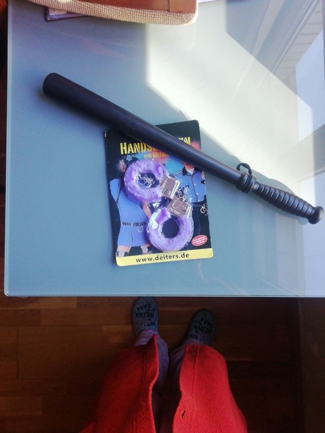 Esposas y porra policia