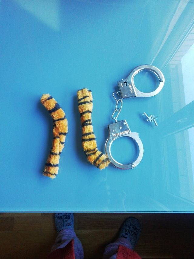 Esposas y porra policia