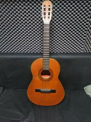 Guitarra española bastante usada de segunda mano por 20 EUR en Nájera en  WALLAPOP