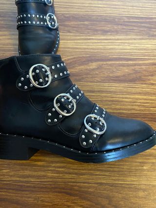 Botines bajos con tachuelas de segunda mano por 15 EUR en Lugo en WALLAPOP