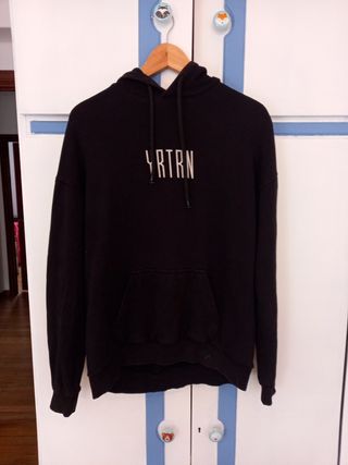 Sudadera negra con gorro de segunda mano por 5 EUR en Portugalete en  WALLAPOP